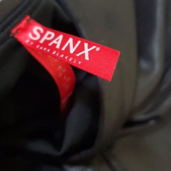 $110 M SPANX like new FAUX LEATHER VERY BLACK MOTO HOT PANTS LEGGINGS MEDIUM - Picture 4 of 8